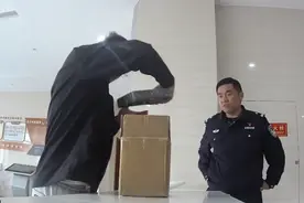 女孩路上捡到个快递，挽回19万损失！图片
