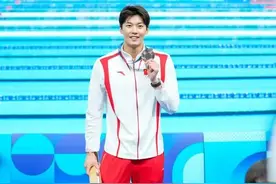 悲哀！巴黎奥运丑闻，法国冠军当着全球人的面，羞辱67岁中国老人图片