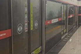 沈阳一新开地铁站太冷玻璃门布满水汽，乘客直呼“水泉站变冰泉站”，地铁集团：未开空调，将调整通风系统图片