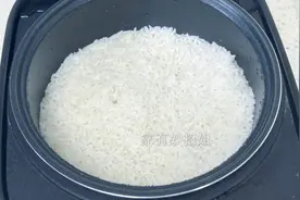 蒸米饭，直接加水蒸是大错！教你饭店不外传的秘诀，米饭松软香甜图片