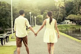 过了中年才发现，早生孩子和晚生孩子的家庭，差距很大图片