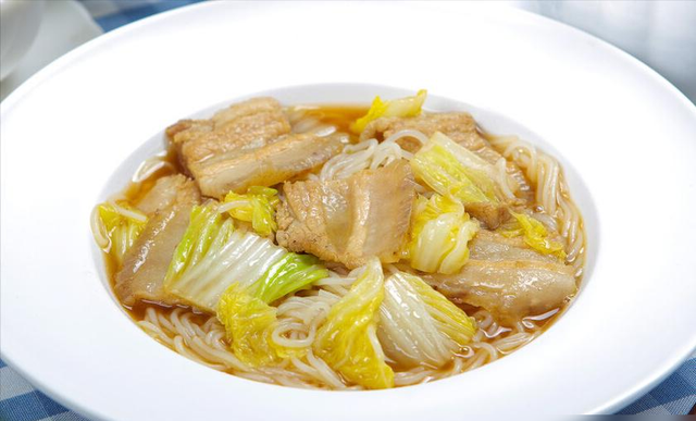 白菜炖豆腐，先炒白菜还是豆腐？大厨教你正确顺序，鲜香又入味