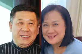 68岁程煜和妻子罕见同框，韩雪松大气温婉，看着比程煜年轻10岁图片