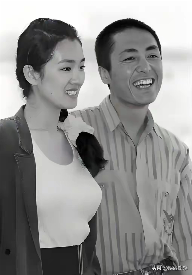 天呐！巩俐这身材太惊艳了，胸围几乎到肚脐，状态却依旧十分亮眼