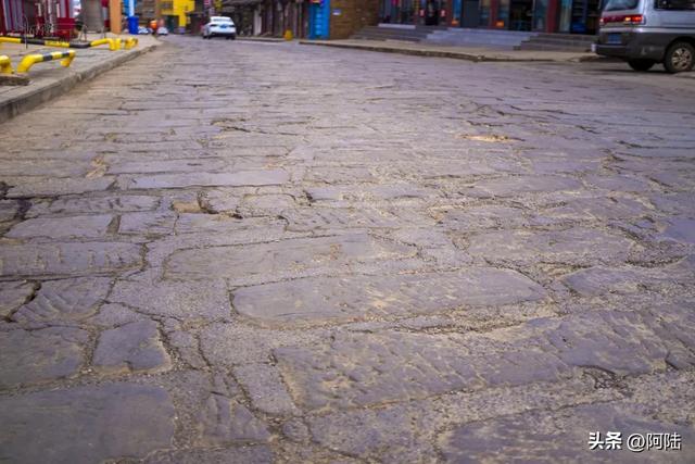 泸沽湖镇的石板路是当地摩梭文化的重要载体,却是众多车友的噩梦