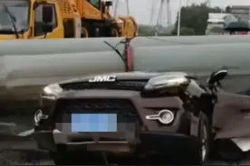 祸从天降！广东一吊车断裂砸中汽车，汽车砸成铁饼，知情人曝内幕图片