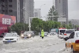 南阳市公安局交警支队：24小时坚守在路上图片