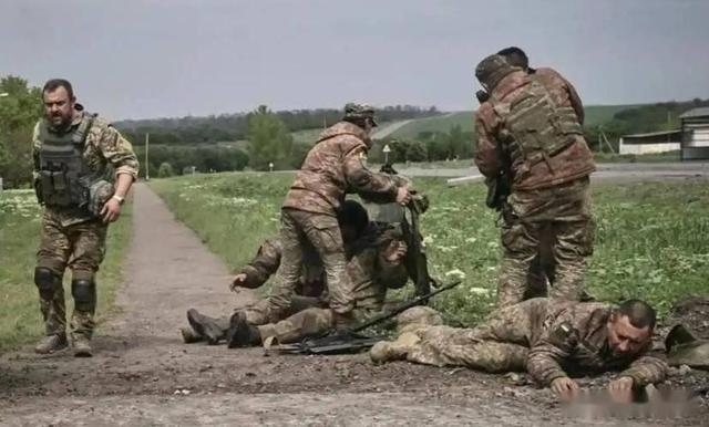 两场战斗在基辅打响，乌媒透露：政客在跟政客斗，军队在跟军队打