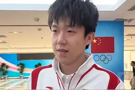 莎头：小豆包台上演讲，大头哐哐扣手！人没站一起，签名要紧贴着图片