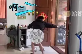 笑不活了，光腚遛狗男后续来了，监控画面太辣眼，笑死在评论区里图片