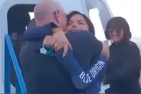 贝索斯拥抱第一个出舱的桑切斯，水果姐手举雏菊，她跪地亲吻大地图片