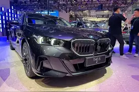 775N·m，续航651km，双联屏，炫酷运动曜夜套装，宝马迷能抵得住？图片