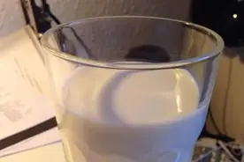 同一箱牛奶为何实体店卖60元，网上卖25元，干批发卖15元？图片