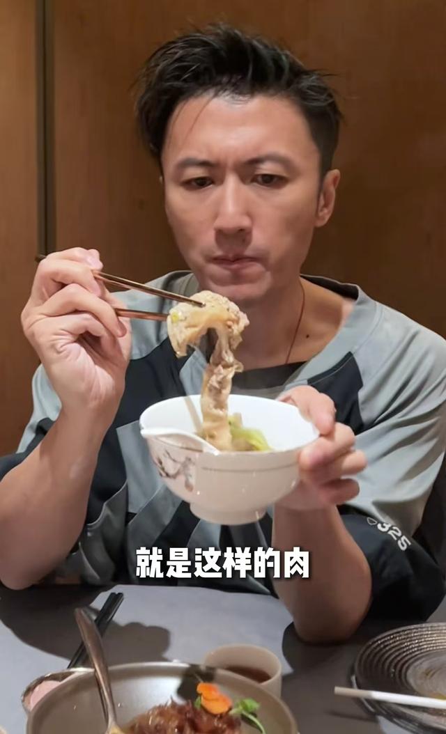 谢霆锋生日和父母聚餐！谢贤老到不敢认，狄波拉涂绿指甲油似少女