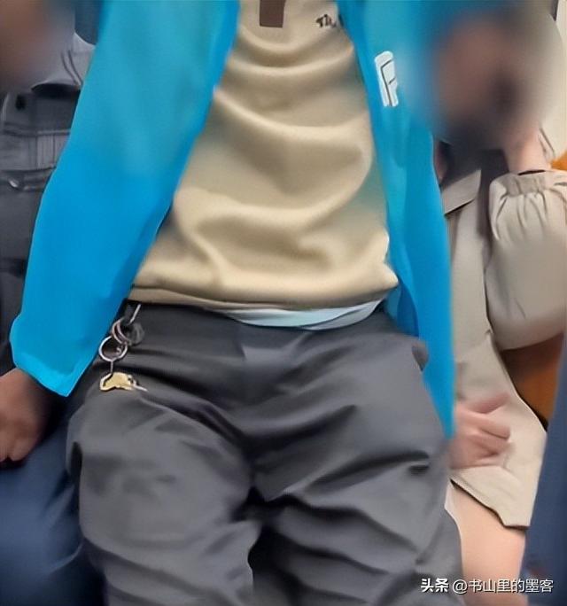 地铁老人强坐女生腿后续：公开耍流氓，知情人爆身份，真不简单