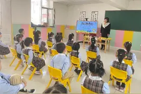 高校教师为幼儿园宝宝上课 让中秋文化入娃心图片