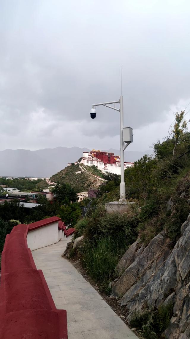拉萨药王山北面团结公园，今年新竣工开放，雨中漫步眺望布达拉宫