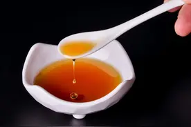 “开水冲鸡蛋”滴香油，到底有益还是有害呢？来看看医生怎么说图片