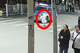 女童‘鬼探头式’过马路悲剧！出租车瞬间碾压引争议图片