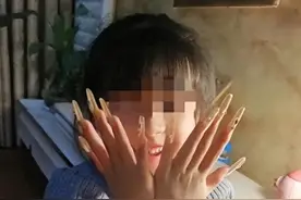 山东6岁女孩做延长美甲后大哭，母亲：吃饭拿不起筷子，写作业握不住笔图片