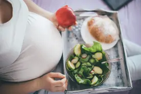 产妇生出“雪人”，吓得婆婆叫“怪胎”，医生：活该！胡吃海喝图片