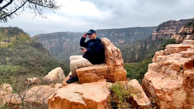 雾锁风挡山，红叶引客来