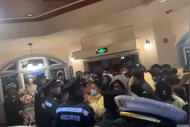 事发上海迪士尼！排队8小时，才被告知新包已卖光，最新回应来了→图片