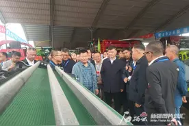 新疆这场办在家门口的农机博览会，科技元素成焦点图片