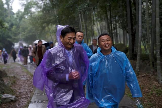 明月山迎三千人旅行团，秋季旅游市场人气火爆！