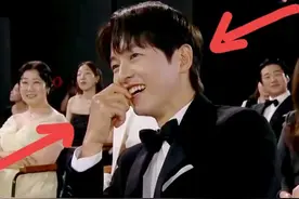 韩国百想艺术大赏宋仲基颗粒无收，深情凝望前妻宋慧乔，粉丝破防图片