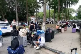 父子都送外卖才最可悲，质问烟草三代人，一家几行长有什么意义呢图片