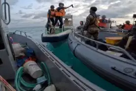 我国战士大刀队，斧头队登船劈坏菲船，菲律宾特种兵持枪主动认怂图片