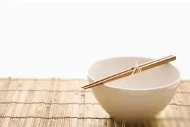 老人的话不假：过年碗筷都这样摆放，越住越有钱，子女步步高升图片