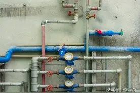 村民免费让燃气站在墙上安气管，建房时还要先交钱再拆，合理吗？图片