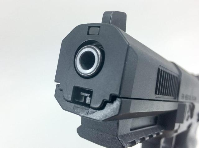 它是特警的理想副武器 被誉为反恐利器 弹药价格贵但穿透力强