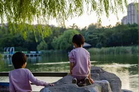 女子应聘保姆月薪7000带1个娃 上岗发现要带3个娃 辞职后被雇主索赔1万4 律师：雇主违约在先 保姆辞职合理图片