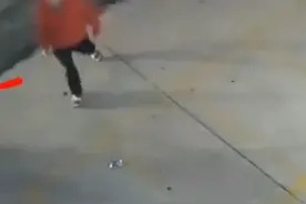 女孩门口玩险遭人捂嘴带走 监控曝光图片