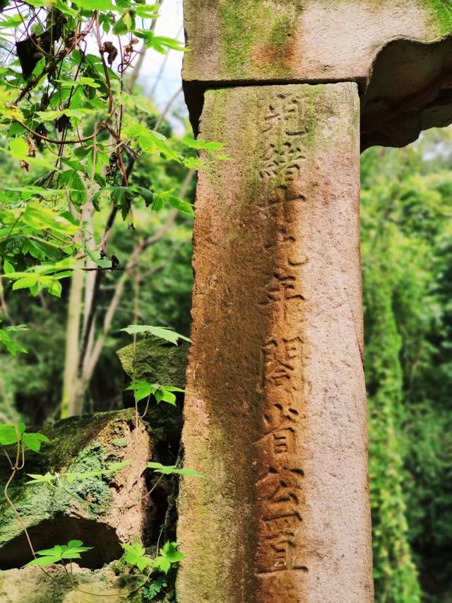 重庆南山有一座荒废庄院，曾是停放棺材的地方，胆小的人不敢靠近