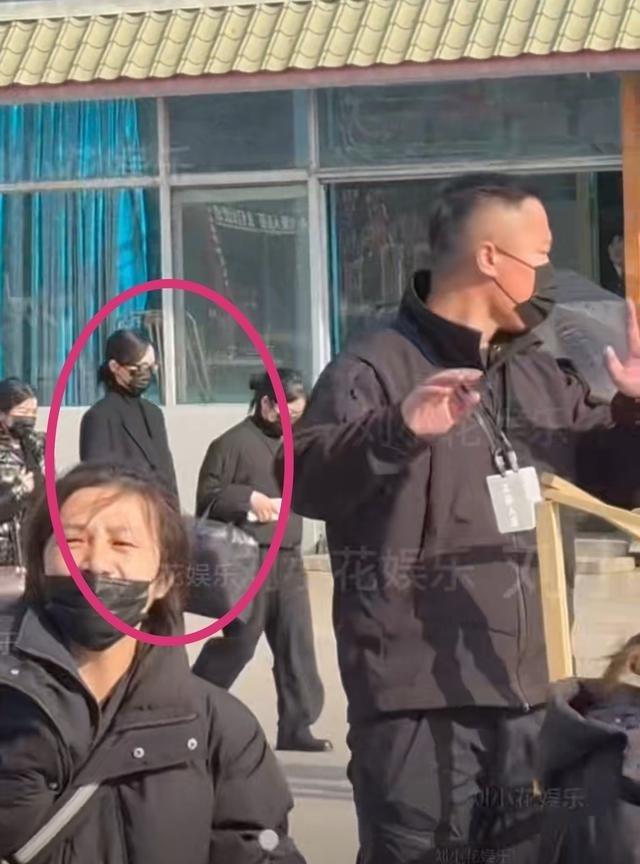 唐嫣现身罗父葬礼！罗晋抱着父亲遗照，唐嫣全程陪同，神情落寞