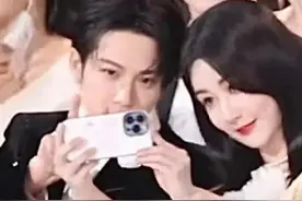 星光大赏杨紫赢麻了！跟唱《不染》，台下和张晚意檀健次自拍图片