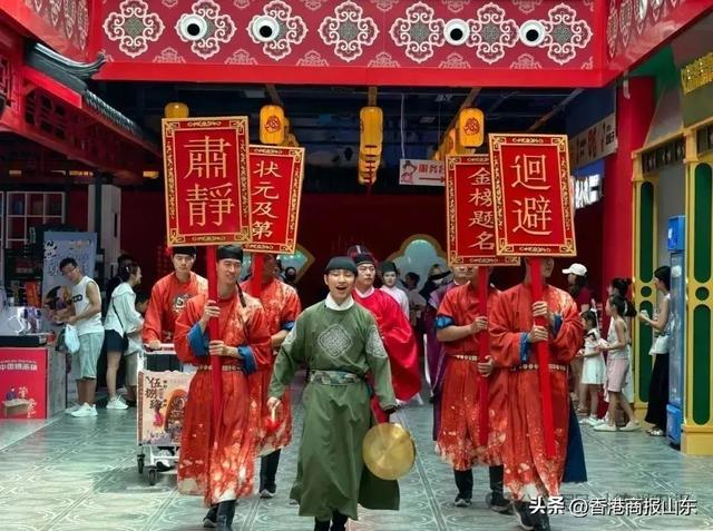 仅216天落地德州的“NPC”小镇，如何让游客留下来“演戏”？