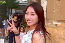 张丹峰前经纪人毕滢现身，酒吧和朋友喝酒心情超好，本人很漂亮图片