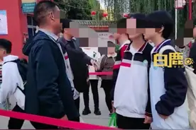 中学要求女生剪短发不合格不能入校，校方回应：有些女生上课会撩头发，本意是让学生安心学习图片