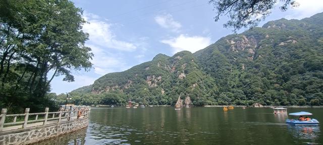 湖光山色，碧波微澜下的翠华山山崩奇观