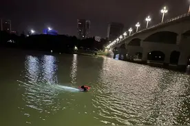 女子寒夜跳入邕江轻生，随着江流越飘越远...紧急时刻他飞奔救人！图片