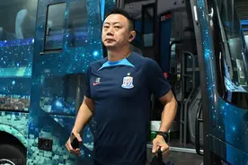 李帅在社媒炮轰前申花助教，直言他向队员借钱至今不还，引发热议图片