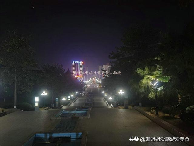 清远连州“奇怪”中轴线，起点是“像方巾”的山，秋季看全城风光