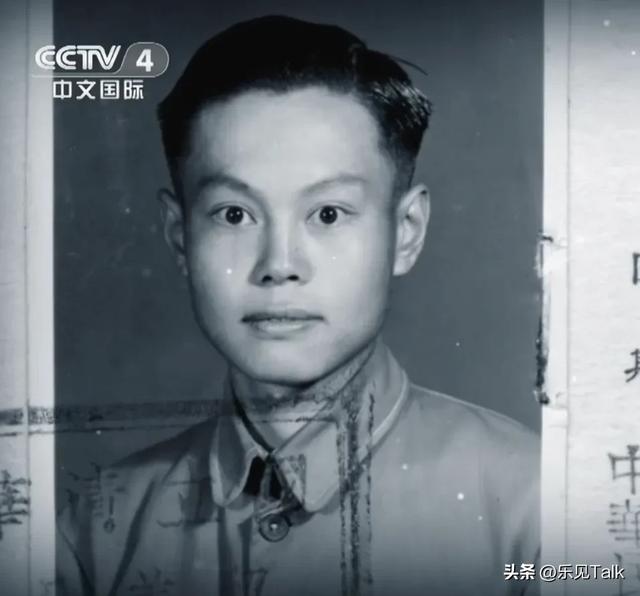 杨振宁葬礼今日举行！遗体覆盖国旗，翁帆站首位，次子杨光宇露面