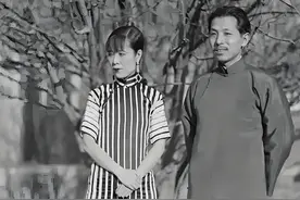 1990年，于凤至病逝，张学良看到她墓碑上的碑文，顿时泣不成声！图片