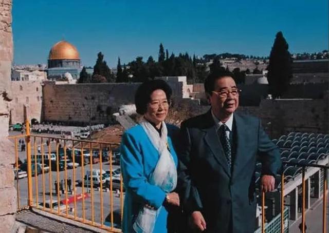 1993年，李鹏总理与夫人朱琳，北京家中唱卡拉OK，非常罕见的留影